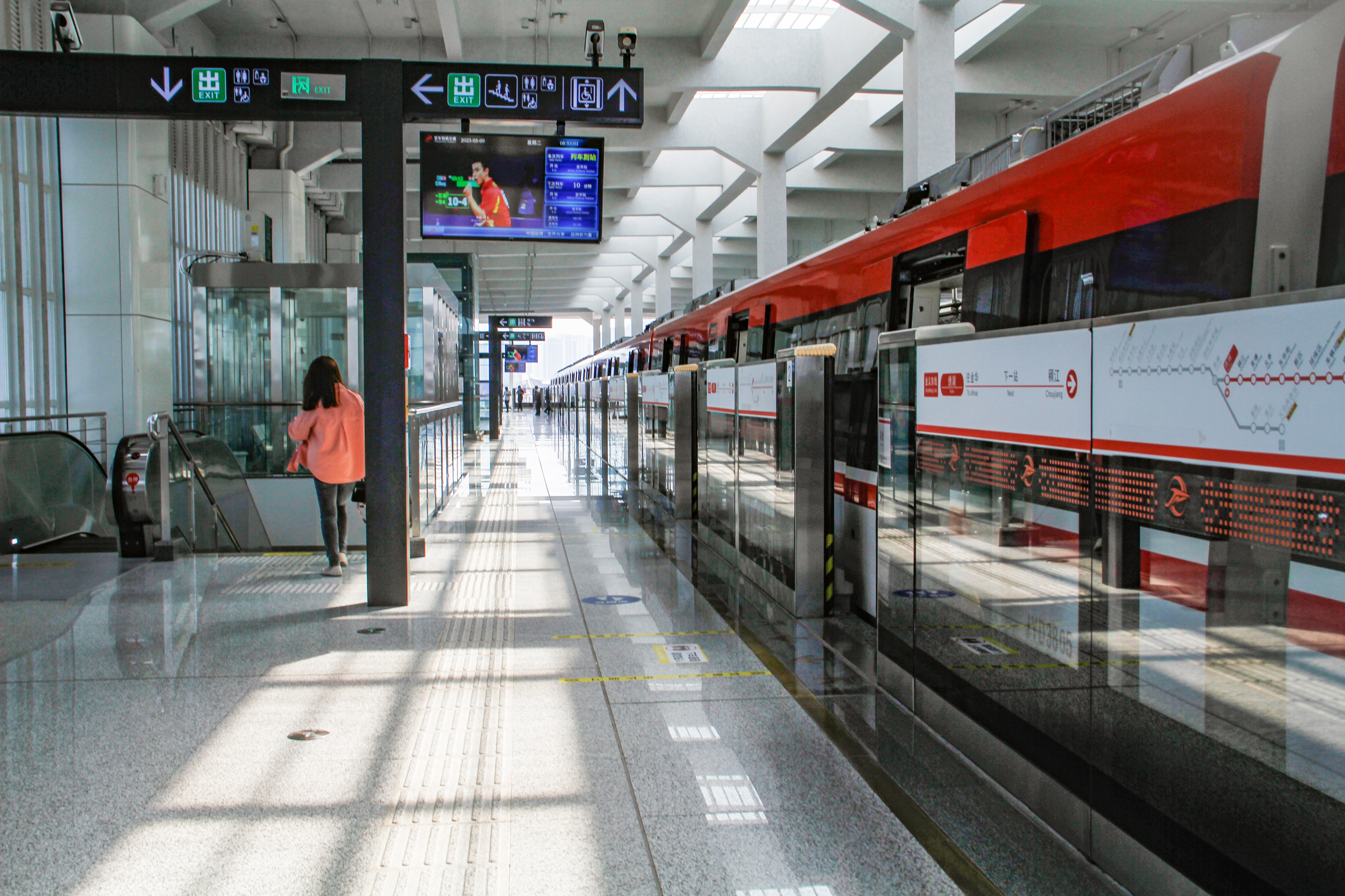 義烏繡湖站：候車廳(廖永革攝).jpg